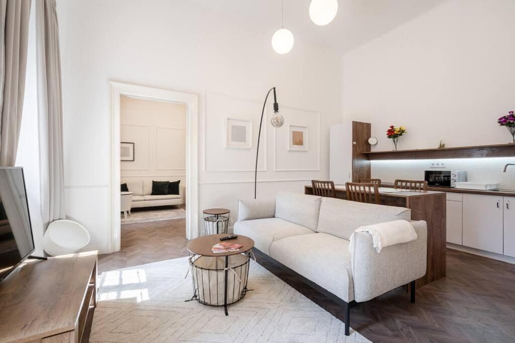 Stylish Apartment In The City Center Budapest Eksteriør billede